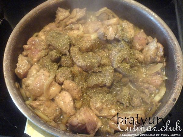 Картофель с мясом в горшке