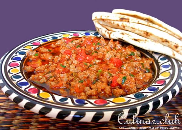 Мясной фарш с чили перчиком и томатами