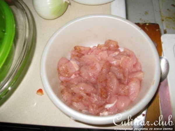 Грудинка куриная с луком.