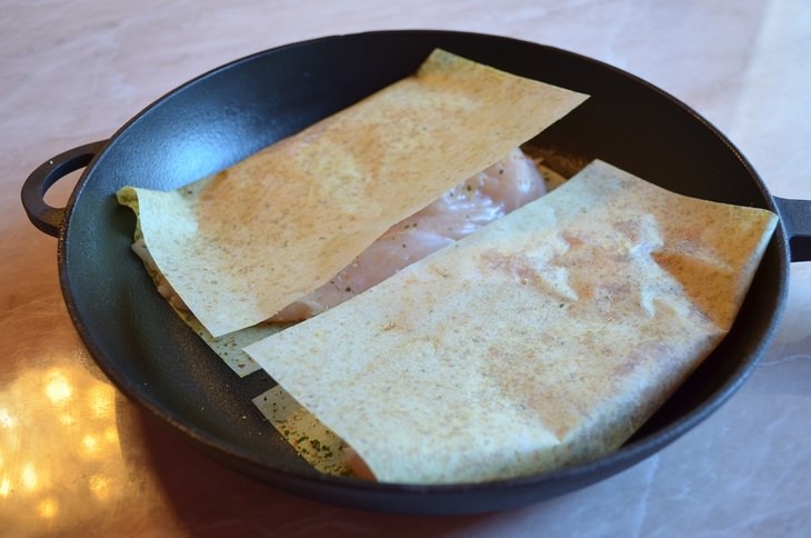 Нежная курица с гарниром из редьки и тыквы.