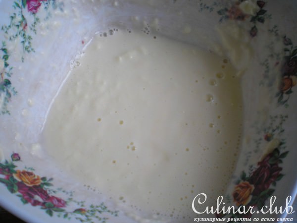 Куриные бедрышки в горшочке под сырным соусом