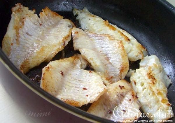 морской окунь со сливочным соусом из креветок и хрустящими "монетками" из поленты