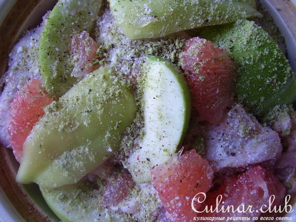 тушенная курица с фруктами.