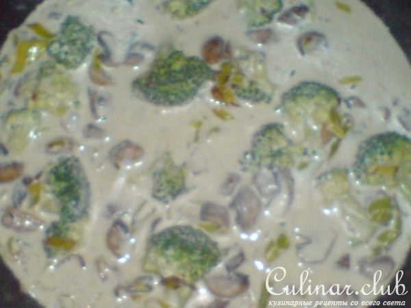 Картофельные котлеты под грибным соусом с брокколи