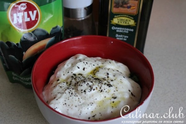 Шашлычки из курицы с соусом и салатом в средиземноморском стиле