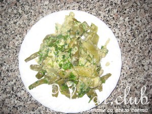 Яичница с зеленой фасолью и зеленью