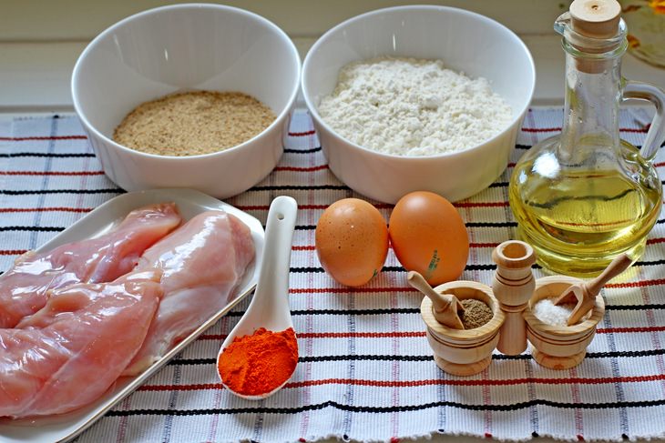 Картофель фри и нагетсы и соус
