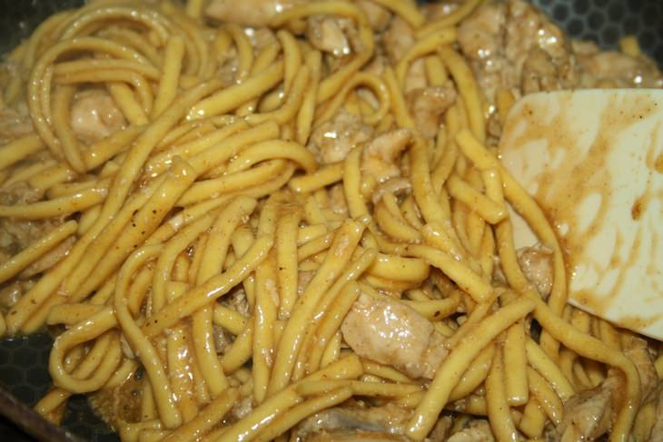 Острая яичная лапша с курицей в тайском стиле
