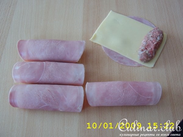 Запечённые рулетики из ветчины с фаршем под соусом