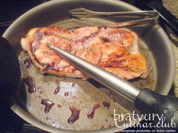 Свиная лопатка, запечённая с сахаром, чесноком и соевым соусом