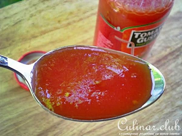 Томатный суп из дыни с крабовым мясом.