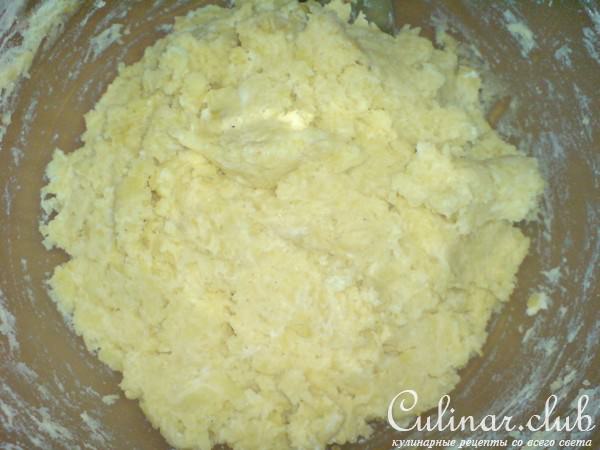 Картофельные котлеты под грибным соусом с брокколи