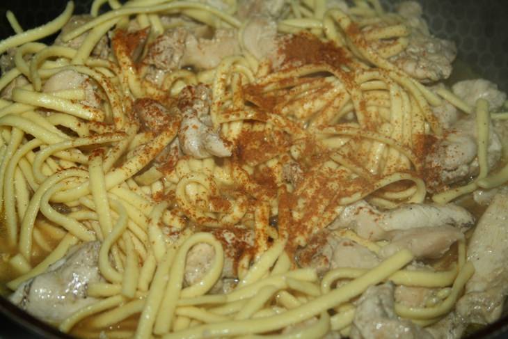 Острая яичная лапша с курицей в тайском стиле