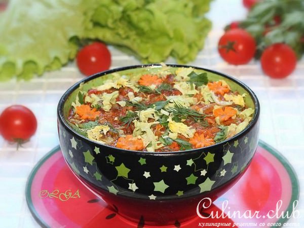 Овощное рагу из кабачков с капустой, морковью и томатным соусом