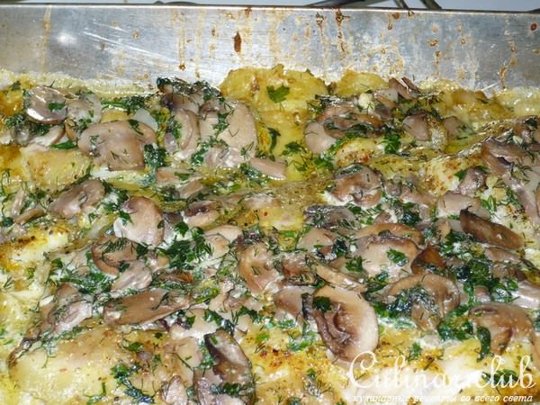 Печеные картофель с рыбой под грибным соусом