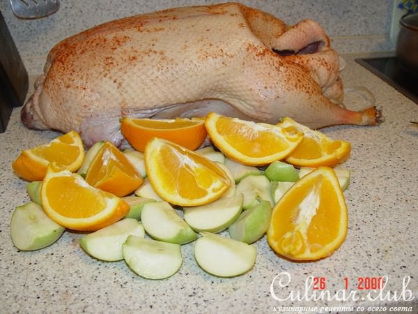 Гусь фаршированый яблоками и апельсинами