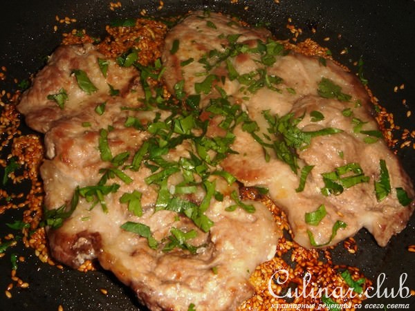 Свинина с кунжутными семечками в медовом соусе