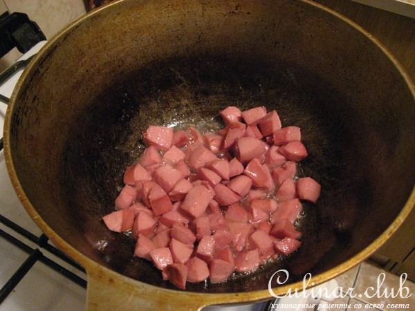 Тушеная капуста с сардельками и картошкой