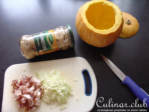 Тыква, запечёная с рисом, беконом и грибами.