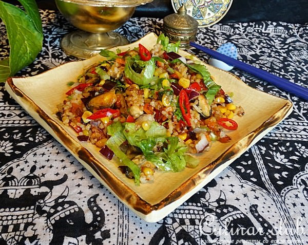 Тёплый салат с мидиями и кукурузой.