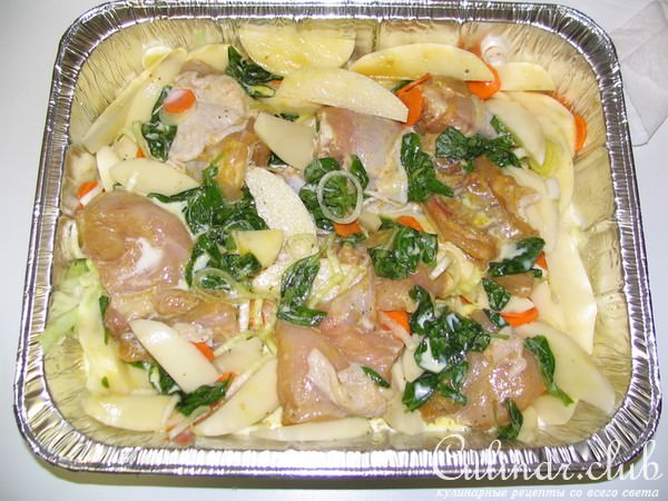 Цыплёнок с картофелем запеченые в сливочном соусе.