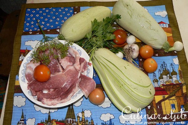 Веер из цукини со свининой под кислосладким пряным соусом.