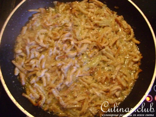 Жареный кальмар в сметане с картофелем