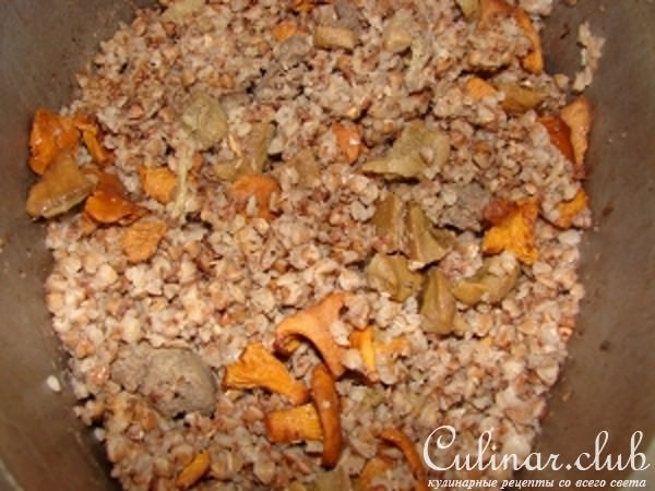 Гречка с печенью и грибами в казане
