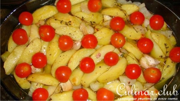 Форель, запеченная с чесночным картофелем и фенхелем. 