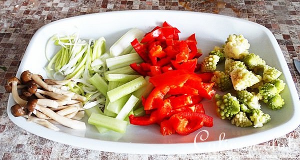 Курица стир-фрай с овощами.