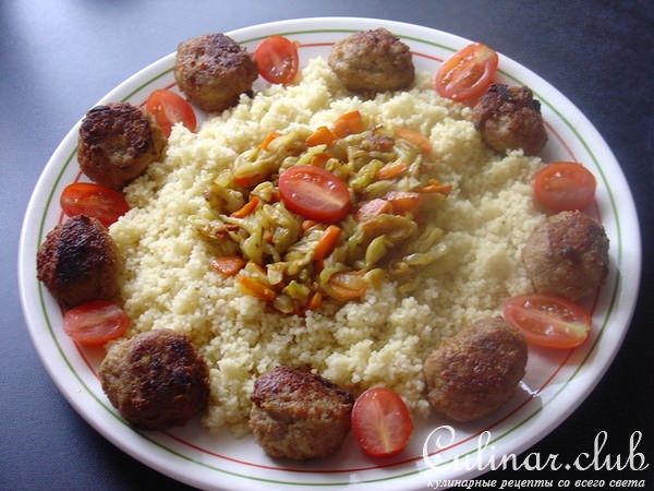 Кускус с тушёнными овощами и мясными шариками (котлетками)