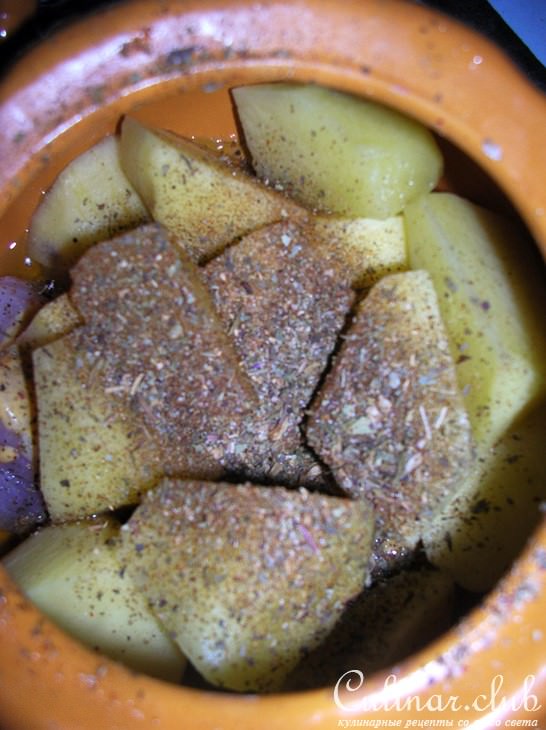 Кура с картошкой в горшочках