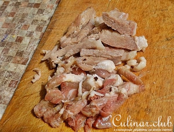 Тайский салат с фунчозой и свининой
