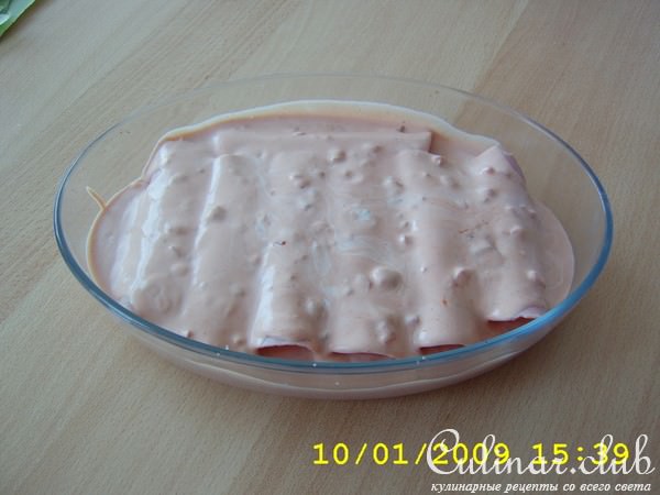 Запечённые рулетики из ветчины с фаршем под соусом