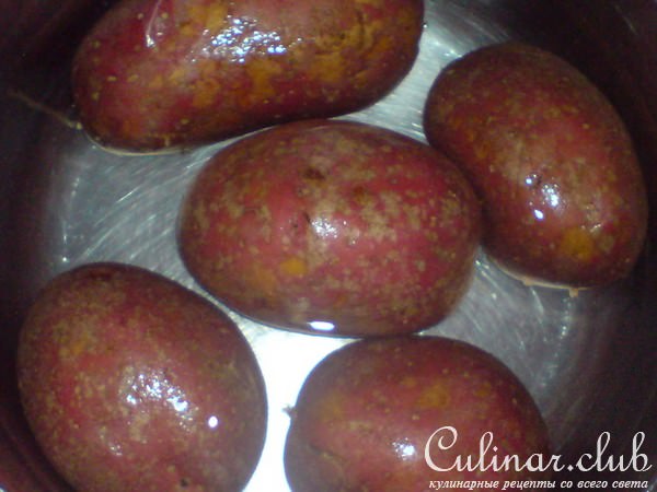 Картофельные котлеты под грибным соусом с брокколи