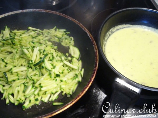 Брусочки сырно-мясные с шафрановым соусом и цукини-кускусом