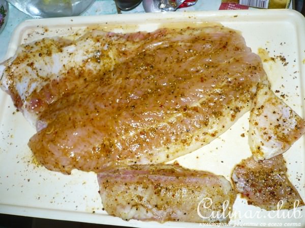 Печеные картофель с рыбой под грибным соусом