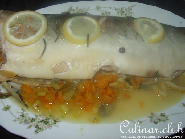 Рыба, запеченная с овoщами и лимоном.