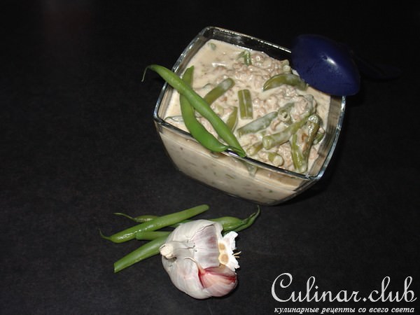 Сырный соус с фаршем и зеленой фасолью.