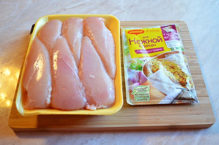 Нежная курица с гарниром из редьки и тыквы.