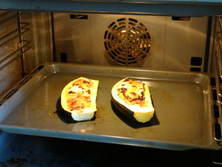 Лодочки из кабачка с опятами и кедровыми орехами