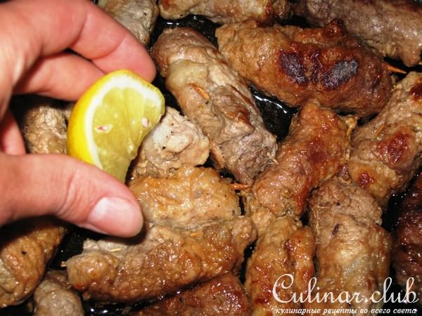 мясные пальчики с сырно-грибным соусом