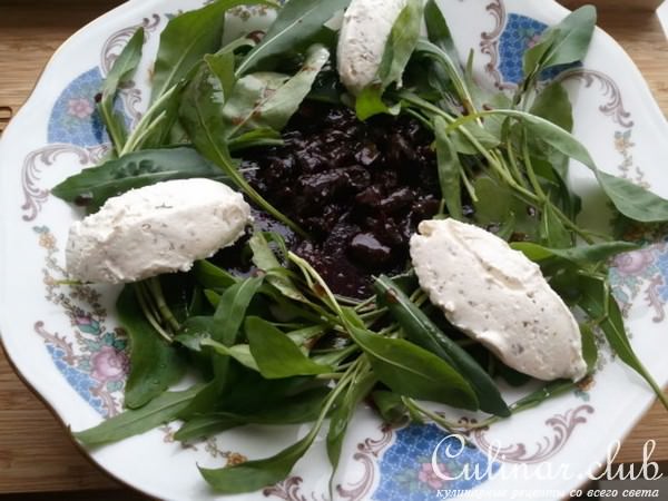 Салат из свеклы с творожным сыром, рукколой и черносливом