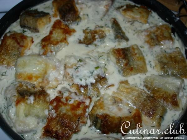 Рыба в сметанно-луковом соусе