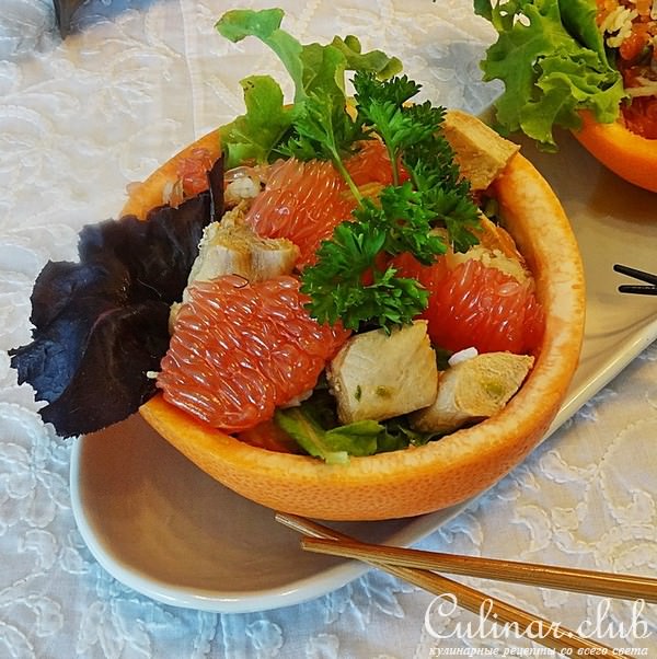 Салат с курицей и грейпфрутом.