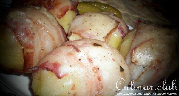 Картофель запечёный в беконе с соусом