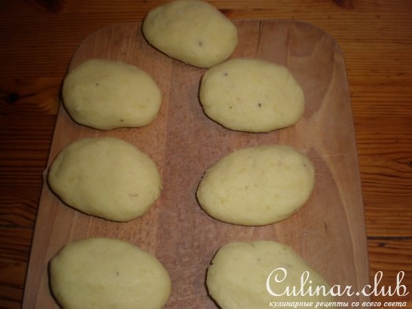 Картофельные котлеты с подливкой из сушённых грибов