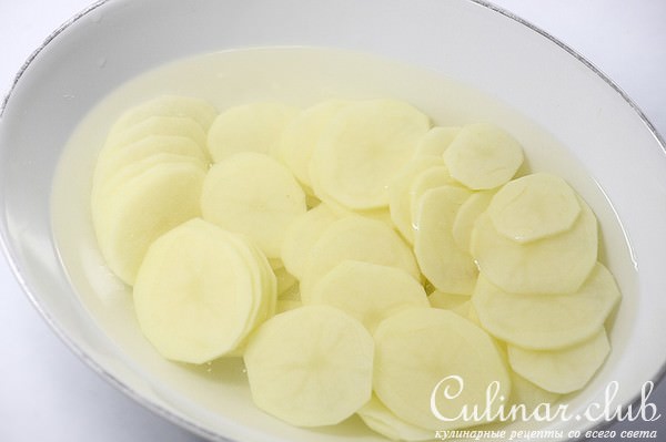 Тиан с картофелем, луком и ветчиной