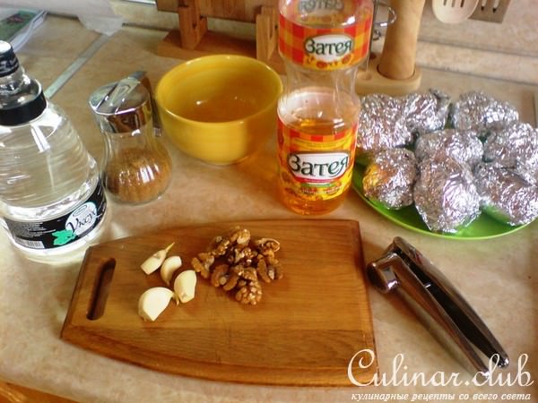 Картофель запеченый с соусом и салатом