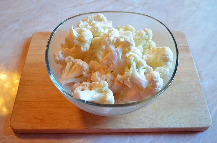 Нежная курица с цветной капустой под соусом «Бешамель» и гаудой.